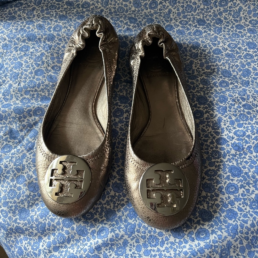 Tory burch Reva ballet flat. Metallic silver/chrome color. Size 6 1/2. EUC